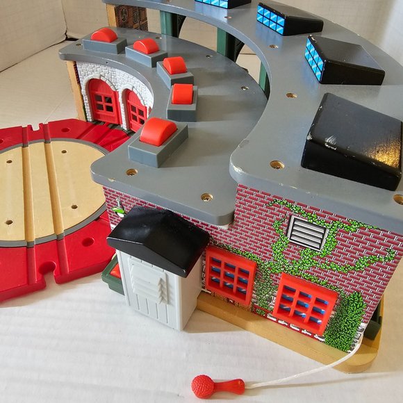 Thomas Wooden Train Set Roundhouse Roundabout Station Crovans Gate Shed w Sounds - Picture 8 of 14